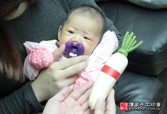 剃胎毛、滿月剃頭、嬰兒剃頭、嬰兒理髮、嬰兒剃髮、嬰兒剃胎毛、嬰兒滿月剃頭、寶寶剃頭、剃胎毛儀式、剃胎毛吉祥話、滿月剃頭儀式、滿月剃頭吉祥話、寶寶剃胎毛、寶寶滿月剃頭理髮、 台北士林區剃胎毛、台北士林區滿月剃頭、 台北士林區嬰兒剃頭剃胎毛、台北士林區嬰兒理髮、台北士林區嬰兒剃髮、洪寶寶(台北士林區到府嬰兒寶寶滿月剃頭理髮、免費到府嬰兒剃胎毛儀式吉祥話)。到府剃頭剃胎毛主持、專業拍照、DVD光碟、證書。★購買「臍帶章、肚臍章、胎毛筆刷印章」贈送：剃頭、收涎、抓周，三選一。2016.01.18 照片12